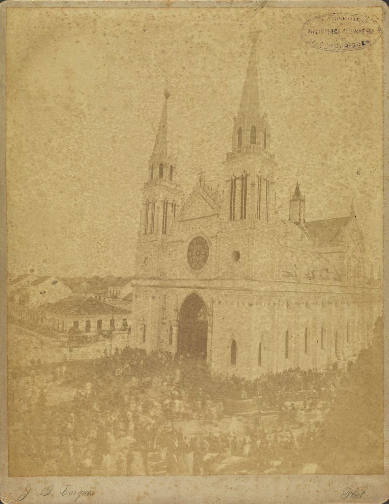 a-catedral-e-o-povo-acorrendo-a-ela-no-dia-de-sua-inauguracao-7-de-setembro-de-1893
