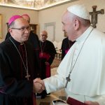 Dom Amilton com o Papa Francisco - foto enviada pelo bispo. Credito - Serviço Fotográfico do Vaticano