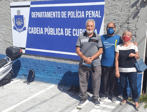 Agentes da Pastoral Carcerária: Márcio, Lucas e Leila, na Cadeia Pública de Curitiba (PR). 