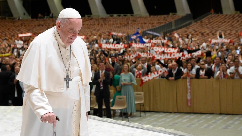 Papa Francisco com os membros da Comunidade Shalom na Sala Paulo VI | Vatican News