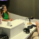 Adriana Rendak no estúdio da Rádio Evangelizar, durante a gravação da entrevista conduzida pela jornalista Fabiana Wantuch.