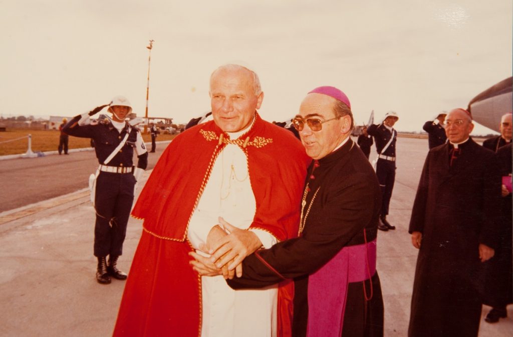 São João Paulo II e Dom Pedro Fedalto - chegada a Curitiba / Arquivo Arquidiocese de Curitiba