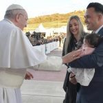 Papa abençoa família em viagem apostólica  (Vatican Media)