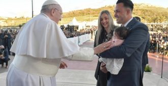 Papa abençoa família em viagem apostólica  (Vatican Media)