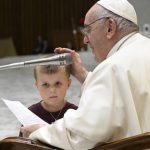 Papa Francisco com uma criança na Audiência geral  |  Vatican Media