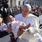 Encontro do Papa com participantes do evento mundial das famílias na Praça São Pedro, em junho  (Vatican Media)