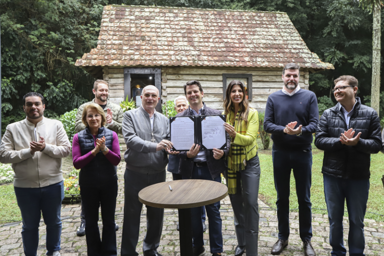 Prefeito Eduardo Pimentel, acompanhado do vice-prefeito Paulo Martins, da vereadora Rafaela Lupion e de demais autoridades, sanciona a Lei da Rota do Turismo Católico em Curitiba, no Bosque Papa João Paulo II.. Curitiba, 29/04/2026. Foto: Ricardo Marajó/SECOM